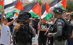 قوات الاحتلال تقمع الأعلام الفلسطينية