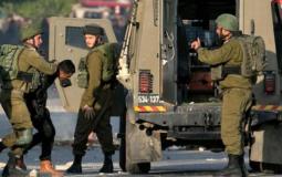 قوات الاحتلال الاسرائيلي أثناء اعتقالها المواطنين - أرشيف.jpg