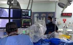 روبوت يجري عملية قسطرة قلبية في أحد مستشفيات السعودية