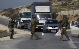 الجيش الاسرائيلي ينصب حواجز على احدى طرقات مستوطنات الضفة الغربية