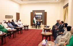 الرئيس عباس يستقبل الوفد الكويتي المكلف بالتعاقد مع معلمين فلسطينيين