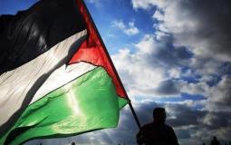 شاب يحمل علم فلسطين