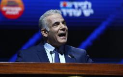 رئيس الوزراء يائير لبيد يتحدث خلال حدث انتخابي لحزب "يش عتيد" في تل أبيب