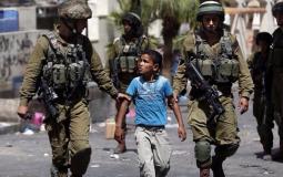 قوات الاحتلال تعتقل طفلا فلسطينيا - ارشيف