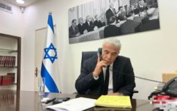 رئيس الوزراء الاسرائيلي لابيد يهاتف رئيس بلدية اللد
