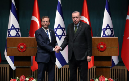 الرئيس التركي رجب طيب اردوغان مع الرئيس الاسرائيلي يتسحاق هرتسوغ