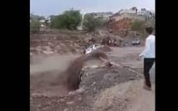 السيول تجرف سيارة سائق يمني
