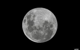 الإمارات تستعد لإطلاق أول مركبة فضائية الى القمر