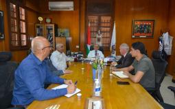 رئيس بلدية غزة يستقبل وفداً من الجبهة الشعبية ويبحث معه تعزيز التعاون