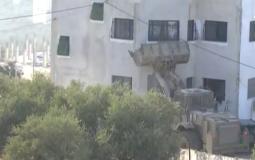 جرافات الاحتلال تحاصر منزلًا في نابلس
