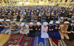 طلاب مدرسة التابعين بغزة يؤدون فروض الصلاة ضمن دروس تطبيقية