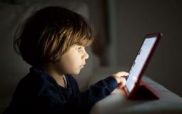 طفل يستخدم الإنترنت - توضيحية