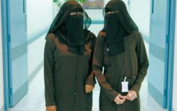 رصد حارسة أمن سعودية مع أحد الأشخاص أثناء عملها