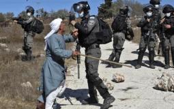 جنود الاحتلال الإسرائيلي يعتدون على مواطن فلسطيني - ارشيف