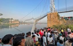 الهند: ارتفاع عدد ضحايا انهيار الجسر إلى 130قتيلا