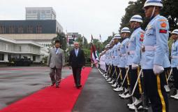 رئيس الوزراء اشتية يستعرض حرس الشرف الإندونيسي