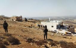 قوات الاحتلال تخلي منزلاً يأوي سبعة أفراد بالقوة في الخليل تمهيدا لهدمه