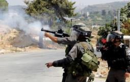 الاحتلال يستهدف المواطنين بقنابل الغاز على حاجز بيت فوريك