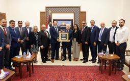 الرئيس عباس يكرّم رئيس بلدية "باترسون" الأميركية أندريه صايغ