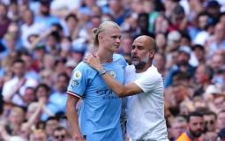 اللاعب هالاند مع مدربه غوارديولا.