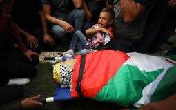 طفل فلسطيني يودع والده الذي قتلته القوات الاسرائيلية في نابلس