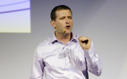 عدي أديري كبير المفاوضين الإسرائيليين.