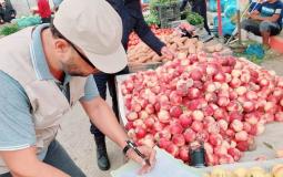 إتلاف كمية من الفواكه الفاسدة في قطاع غزة