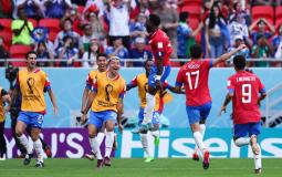 فرحة لاعبي كوستاريكا بعد تسجيل الهدف الأول في شباك اليابان