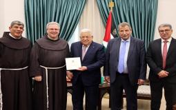 لحظة تسلّم الرئيس الفلسطيني دعوة حضور قداس عيد الميلاد المجيد