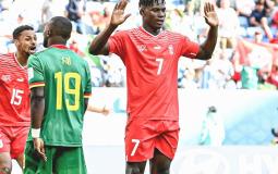 لاعب منتخب سويسرا  بريل إيمبولو يرفض الاحتفال بالهدف في شباك الكاميرون