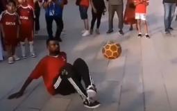 الشاب السوداني عبد الله عماد يستعرض مهارته بكرة القدم