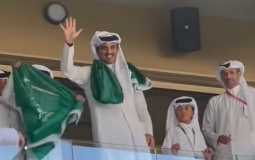 لحظة ارتداء أمير قطر علم السعودية خلال مباراة السعودية والأرجنتين