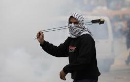 فلسطيني يرتدي الكوفية الفلسطينية خلال مواجهات مع الاحتلال - أرشيفية