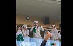 أمير قطر أثناء تشجيعه للمنتخب السعودي .