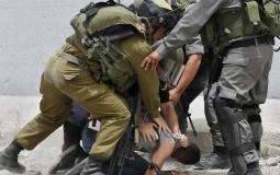 جنود الاحتلال أثناء اعتقال شاب فلسطيني