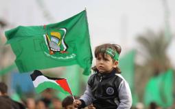 طفل يرفع علم فلسطين في مناسبة لحركة حماس - تعبيرية