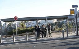 جنود اسرائيليون يقفون قرب انفجار القدس في محطة الحافلات المركزية