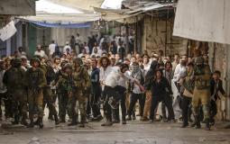 مستوطنون بحماية قوات الاحتلال يقتحمون مدينة الخليل (تصوير: أ ف ب)