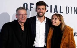 قائد فريق برشلونة السابق جيرارد بيكيه مع والديه جوان بيكيه ومونتسبرات برنابيو