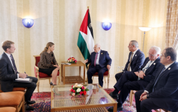 الرئيس عباس أثناء لقاء الموفدة الأميركية للقمة العربية