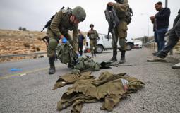 جنود الاحتلال الإسرائيلي في مكان تنفيذ عملية الدهس قرب رام الله