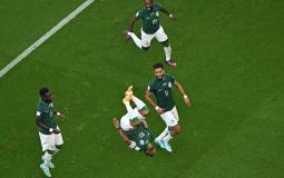 لاعبو المنتخب السعودي يحتفلون بالهدف الثاني على الارجنتيني الذي سجله اللاعب سالم الدوسري