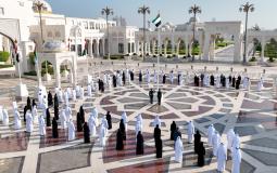 في يوم العلم .. منصور بن زايد يرفع علم الإمارات على سارية قصر الوطن