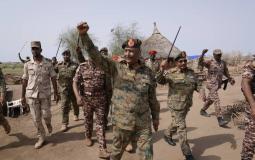 رئيس مجلس السيادة في السودان عبد الفتاح البرهان خلال جولة له برفقة عناصر الجيش