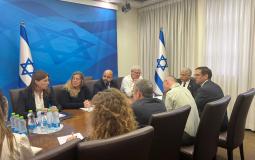 جانب من جلسة مشاورات أجراها لابيد مع مسؤولين إسرائيلين