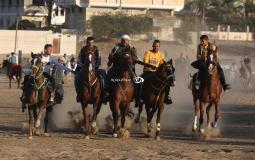 شُبّان يستعرضون صابية الخيل في خانيونس جنوب قطاع غزة