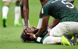 لاعب المنتخب السعودي ياسر الشهراني يجري العملية الثانية