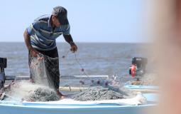 صياد فلسطيني يتفقد شباك الصيد بعد قرار حظر تصدير الاسماك من غزة
