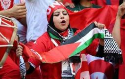 فتاة تونسية ترفع الكوفية الفلسطينية خلال مباريات كأس العالم