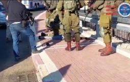 لحظة اعتقال فلسطيني من قبل الجيش الإسرائيلي في الخليل